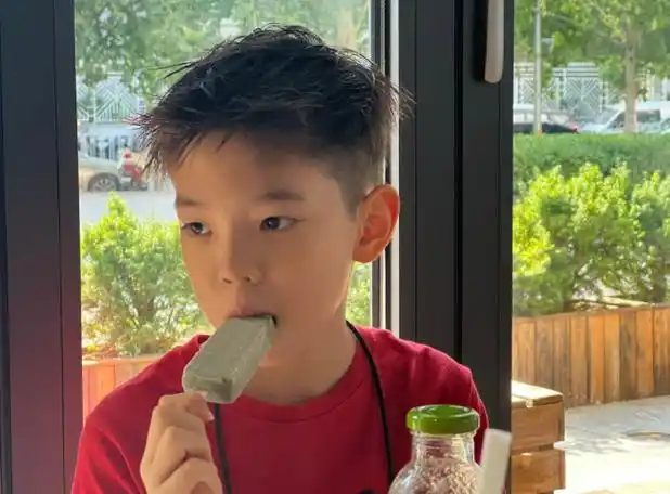 嗯哼晒帅气新发型_图片