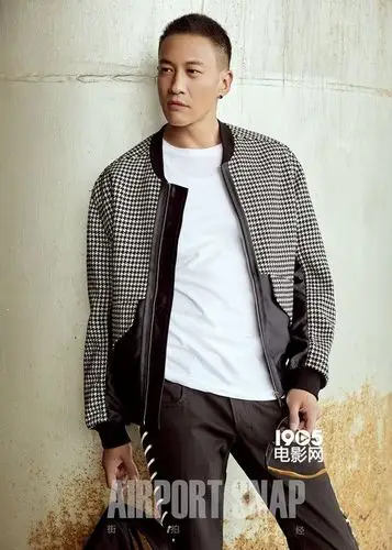 何润东机场街拍帅爆棚 不惧发型完美hold住圆寸