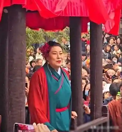 原创王婆说媒换人后风格大变边玉洁颠覆形象张口荤段子引争议