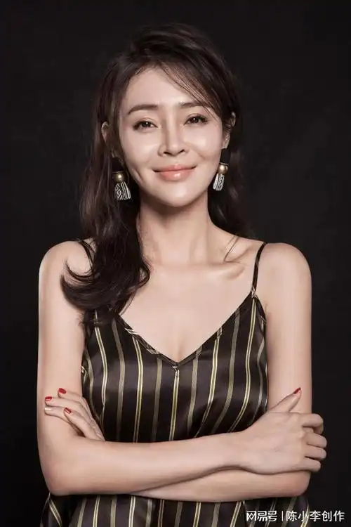 于明加:身材凹凸有致,这身材真是令人羡慕至极啊!