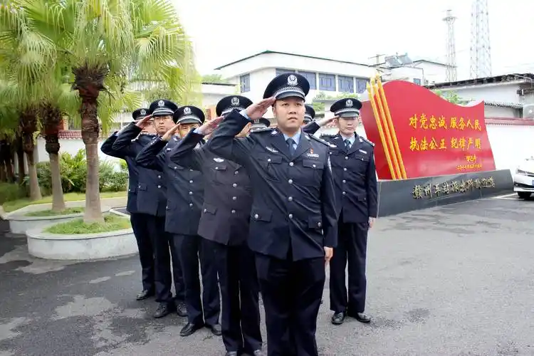 警容风纪检查中,检查人员严格依据《公安机关人民警察着装管理规定》