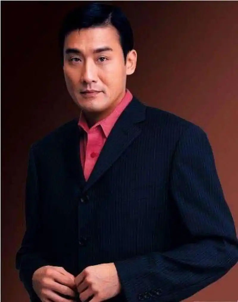 在一次采访中,梁家辉霸气直言道:我觉得香港人其实挺可悲的,被英国人