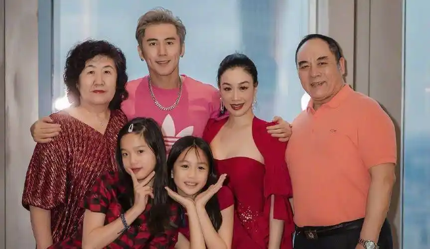 钟丽缇:带3女儿嫁头婚张伦硕,却婚姻不幸,是真爱还是另有所图_婆婆