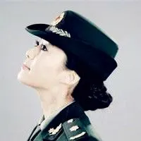 英姿飒爽的漂亮女兵头像