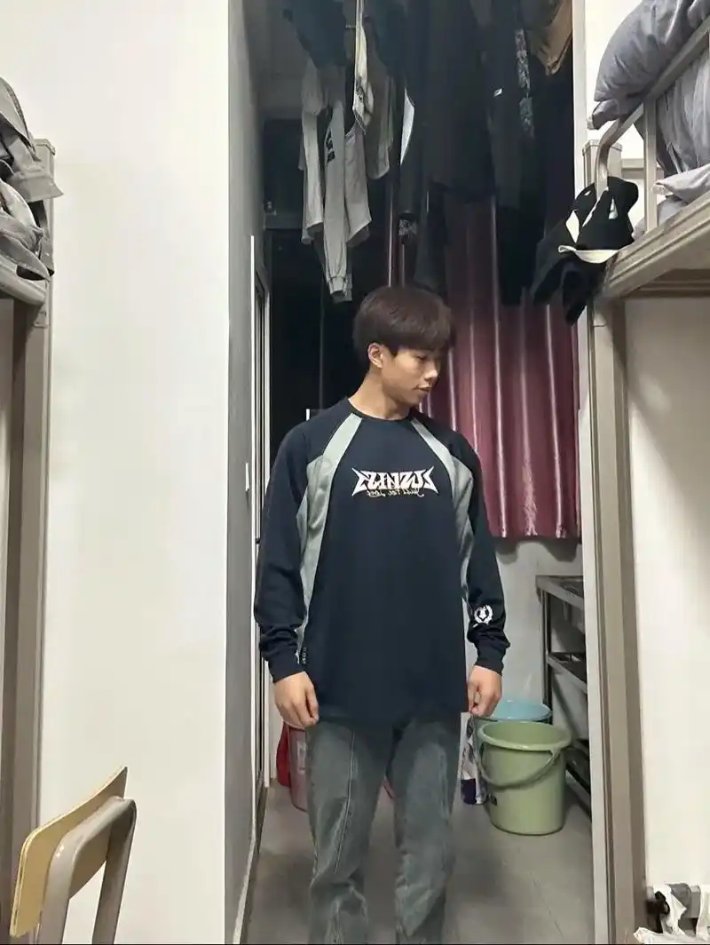 穿上衣服就看不出来了.#薄肌男孩 #健身造型 #腹肌人鱼线 - 抖音