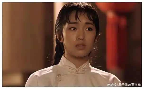 巩俐夫妇携手亮相戛纳,红色礼服艳压群芳,无奈颈纹太深抢镜