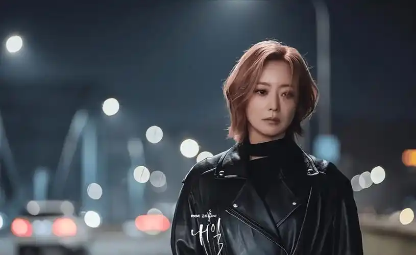 而44岁的韩国鼻祖级女神金喜善,特地为这部剧换上了玫瑰金短发,化身