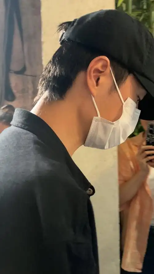 光看背影我都哇哇叫的程度#王一博现身乌镇戏剧节