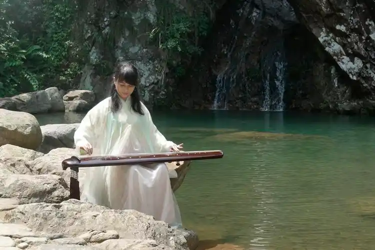 青山绿水古琴韵