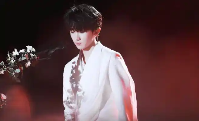 马嘉祺带你们开开眼  马嘉祺白衣 披风薄纱造型封神,倒是换来队友这