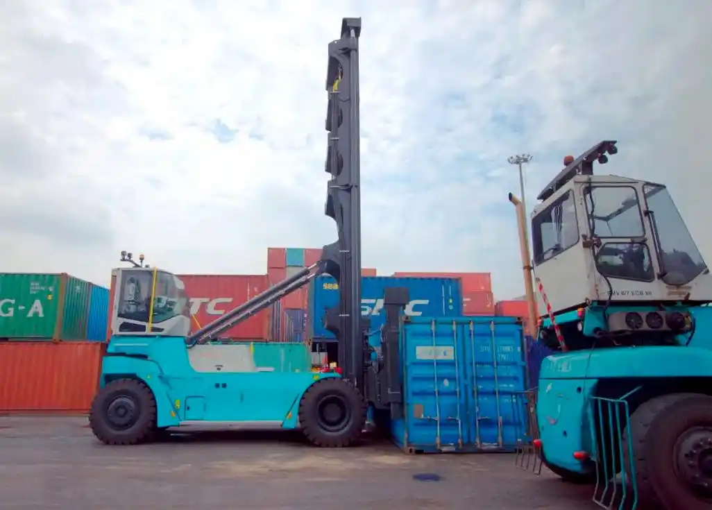 科尼空箱堆高机成功交付天津鑫华锡物流有限公司!