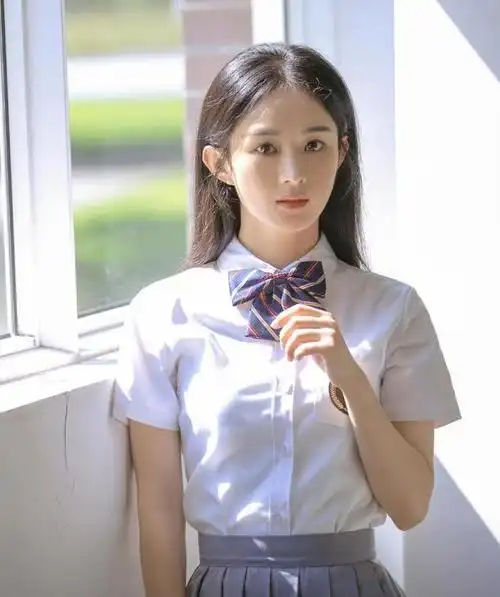 赵丽颖一身长发校服,无疑是她学生时代的白月光!