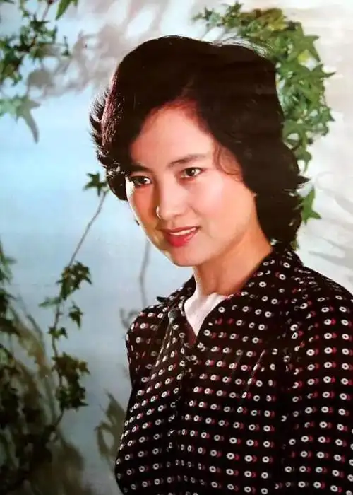 北影金花张金玲晚年活出自我打扮优雅又大方