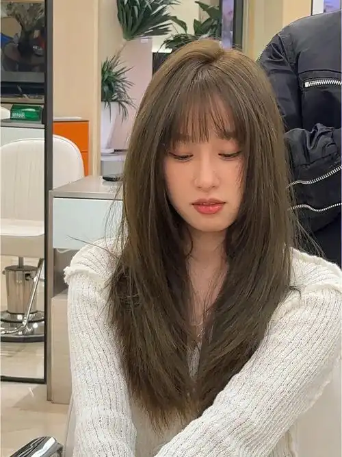 长度肩下位置,大多数身高都超适的长度小个子的女生剪完效果也超好看