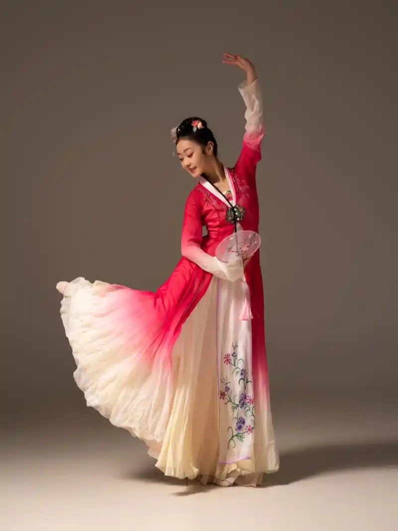 舞蹈写真|剧目|古典舞       你们发现她眉心的痣吗