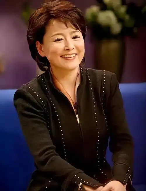 "弃夫出国",单身29年无子女,凭《庐山恋》爆红的张瑜近况如何