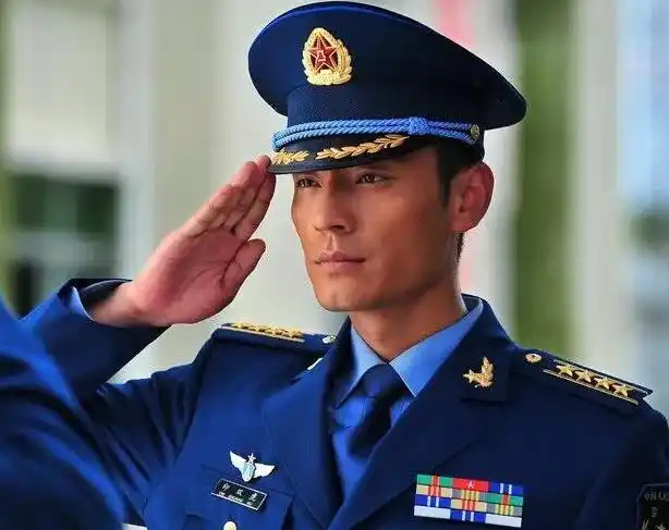 帅气值max!李光洁晒军装照致敬军人获赞