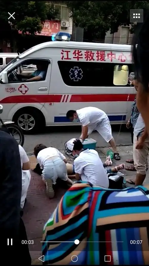 一个十多岁的小女孩不愿去暑假补课而上吊身亡,母亲抱着已停止呼吸的