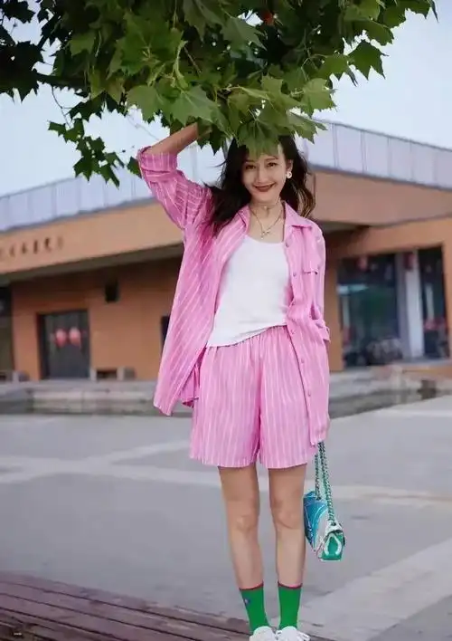 王鸥穿粉色条纹套装非常显少女心清纯可人