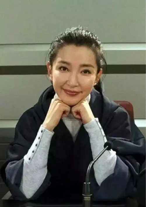 李冰冰都奔五快当奶奶了p成无皱纹少女素颜土黄干瘪不假吗