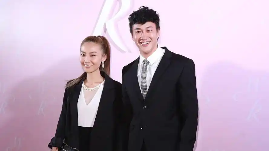 何润东和老婆团聚,结束16年异地生活,女方手受伤一度无法自理