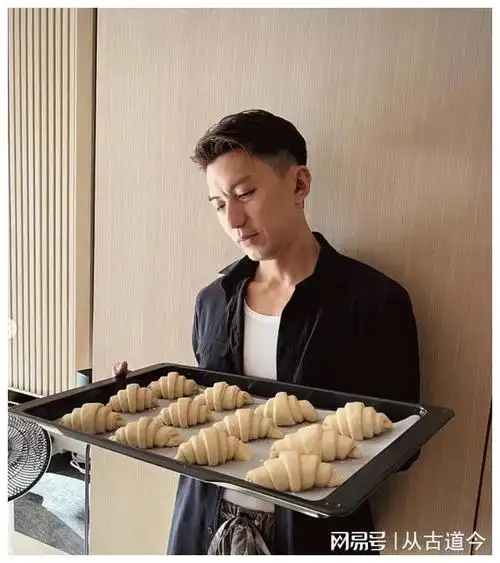 三亿富豪袁伟豪妻子备受抑郁宝宝百日宴心情低落