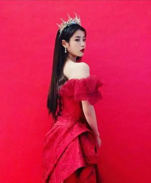 iu最新拍摄花絮穿红色礼服戴王冠又美又仙真正的美丽动人