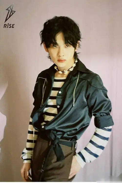 周震南创4三公造型黑色外套搭配蓝白条纹内衬,休闲时