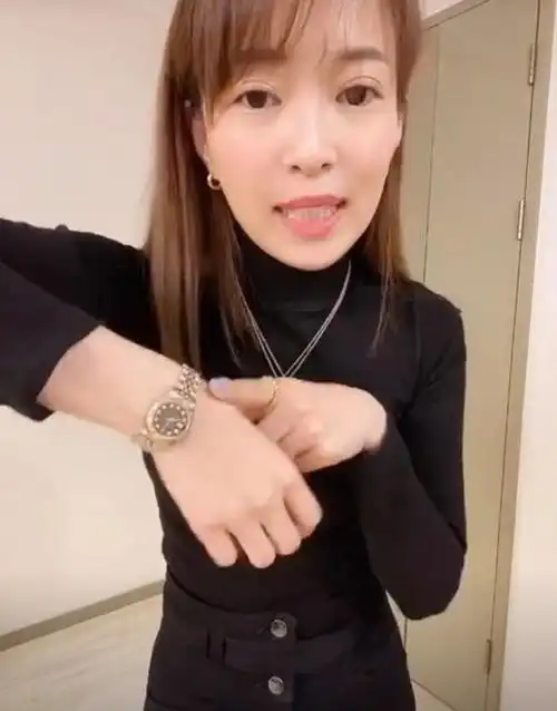 回顾她是东方卫视主持人,曾风光出嫁,离婚后11年独自抚养儿子长大