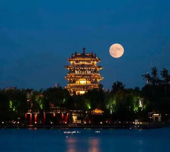 明湖秋月上线!又大又圆黄灿灿的大月亮爬上来了!