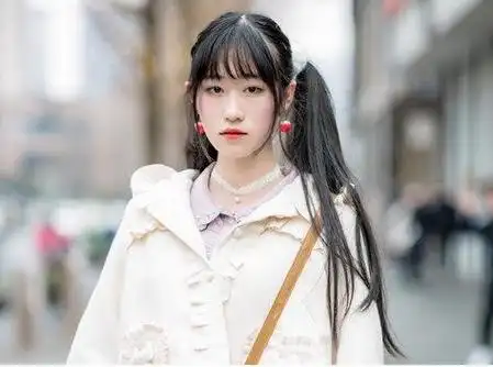 进一步把马尾辫扎成糖葫芦形状,娇俏有趣的女生双马尾辫发型真的超级