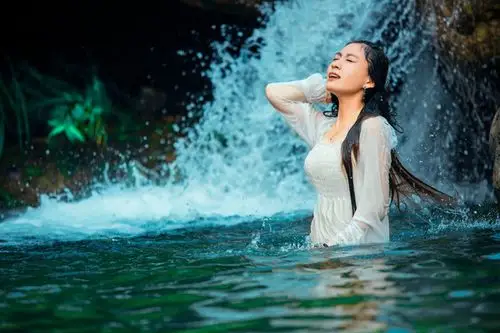 女孩戏水==如此动人