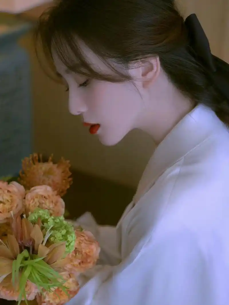 刘诗诗的"名媛"气质真强,简单的白裙,她穿上就很有"富贵"感