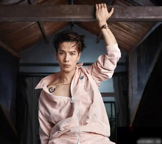 王嘉尔红秀封面来袭侧背发型性感魅力爆棚看到锁骨我爱了