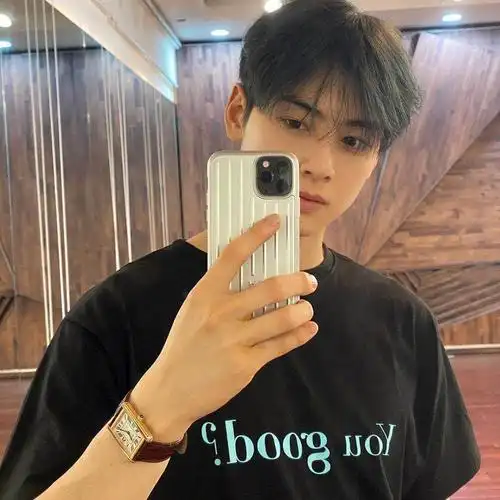 车大帅哥又发自拍了!