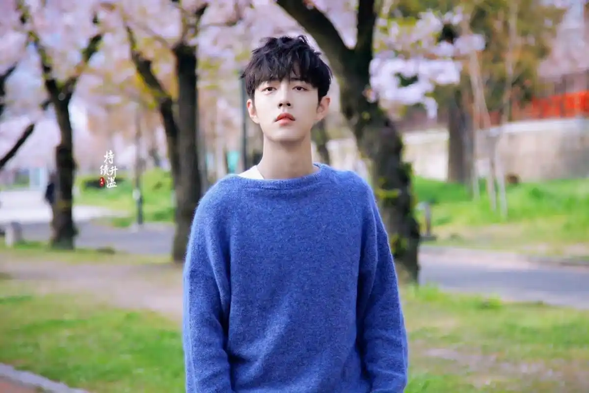 论肖战与蓝色衣服的适配度[比心] 肖战蓝色毛衣造型真的好温柔 就像
