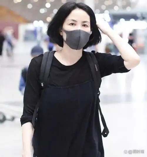 天后王菲造型好低调,穿黑色连体裤气场十足,50岁素颜状态像30