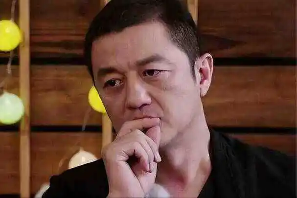 李亚鹏债务压力巨大近照曝光显苍老街头摆摊卖茶引热议