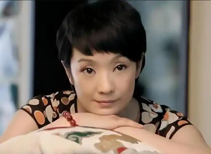 张嘉译的个人资料简介(离婚20年,再看张嘉译和杜珺的选择,才知道两人