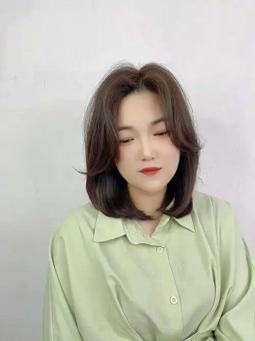 高级感减龄发型中发发型