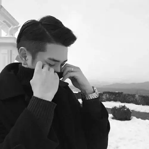 黑白男生头像 qq头像微信男头 疲于维持脆弱的人际关系