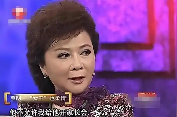 小品女王蔡明也头疼儿子丁丁36岁仍未婚让她骄傲也是心病