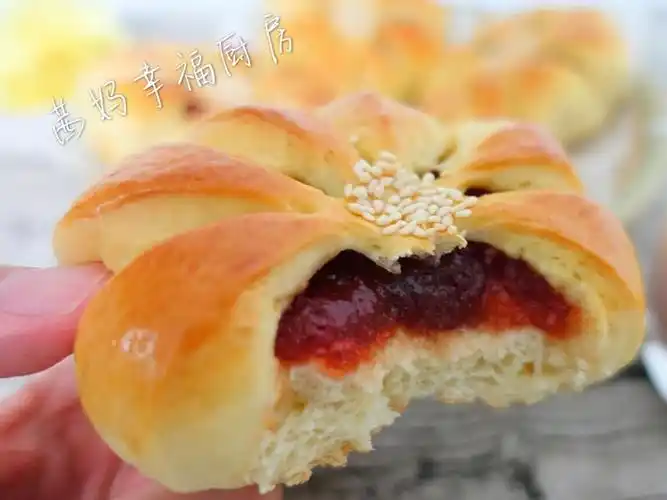 酸酸甜甜的樱桃果酱面包出炉,超级美味!