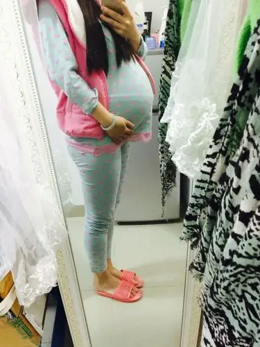 已经足月的肚子