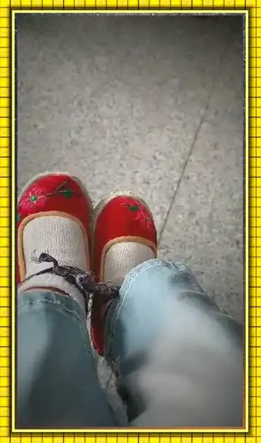 这年头都不敢穿着它出门了,怕有人看上我的方口花布鞋,太搞笑了