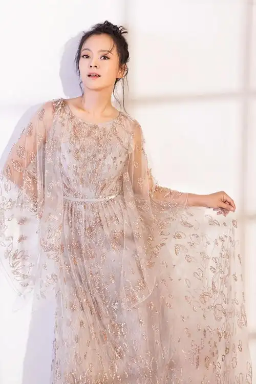 王嘉曾获得第30届大众电影百花奖最佳女配角,她的到来让整个今午影像