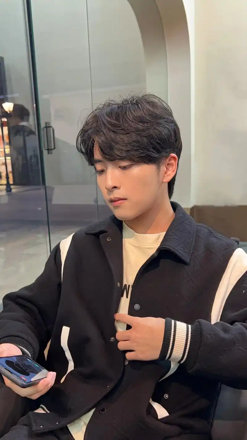 韩式纹理烫修饰脸型气质十足