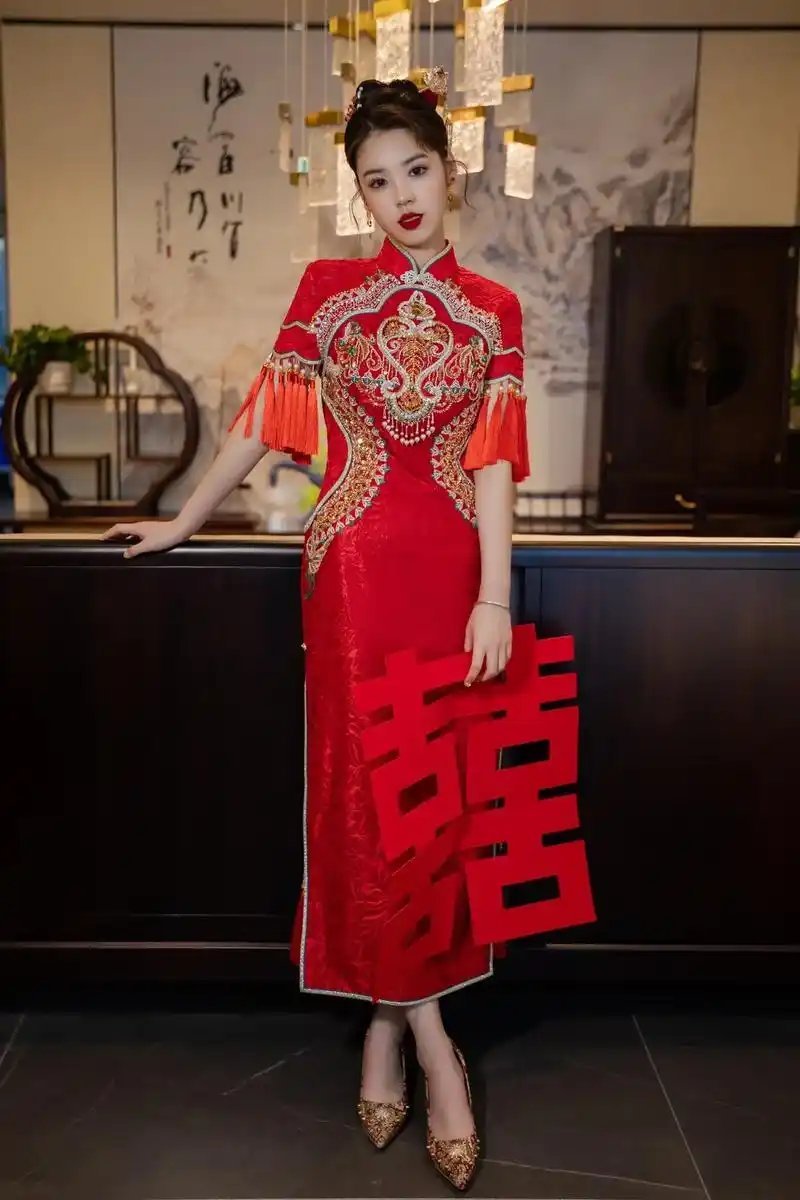 新娘旗袍.#婚纱礼服馆  光泽丝滑的绸缎上, 牡丹红和翡翠绿 - 抖音
