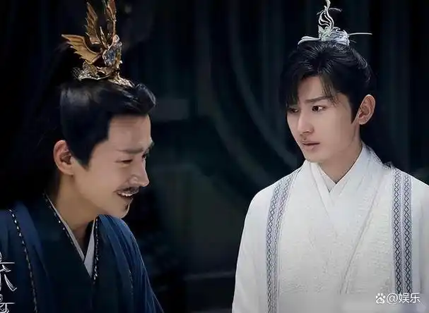 他在《琉璃》中扮演了1975年的角色,扮演了1990年成毅的亲父.