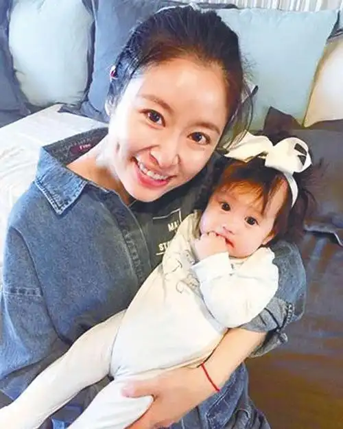 林心如爱女长相首曝光!霍建华第一眼见到女儿落泪